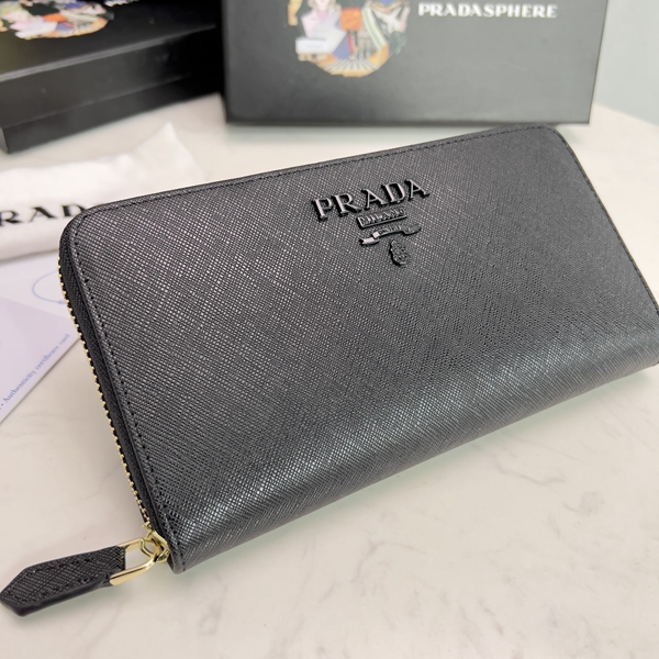 プラダ財布コピー背面デザイン